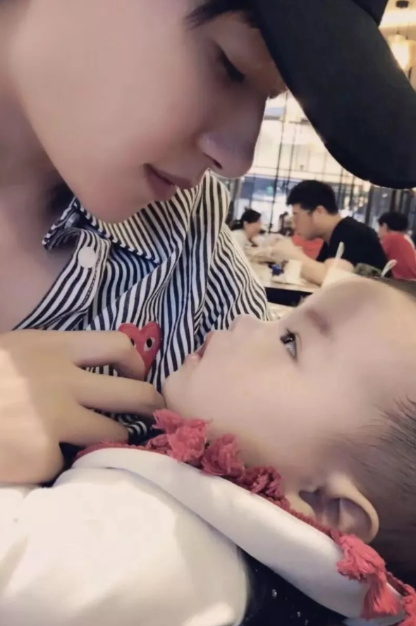 女儿|神秘老公疑曝光？万茜与女儿团聚，三人牵手同行温馨有爱