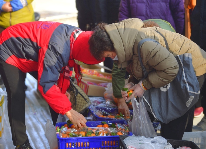 农历新年临近，年货大集开张