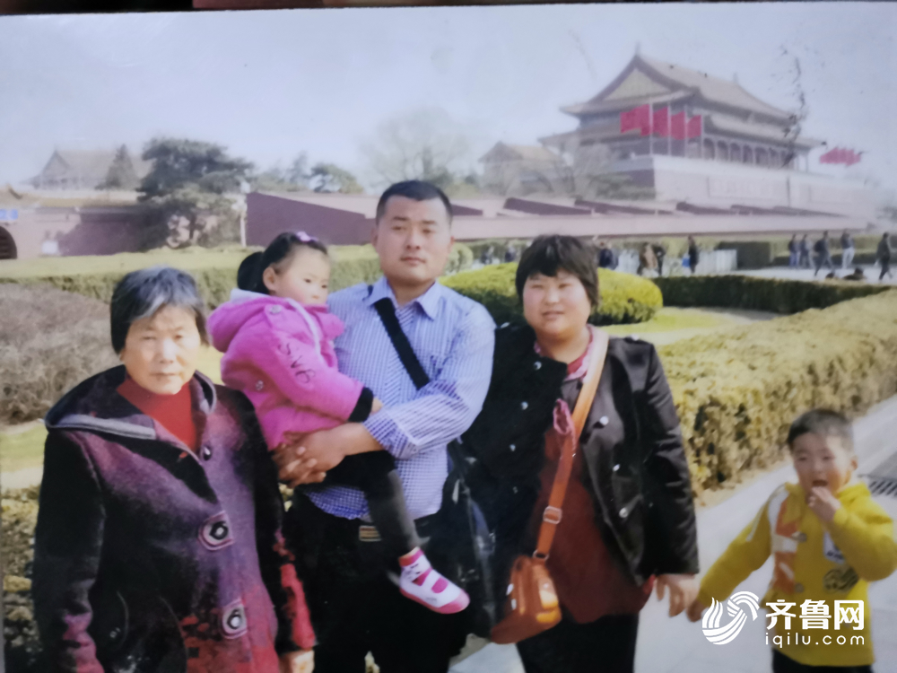 新闻特写｜“疫”线生产工人：医生护士守护生命，我们守护他们