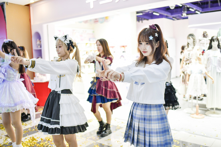 特色服装搭配跳快闪舞 展现小众服饰文化