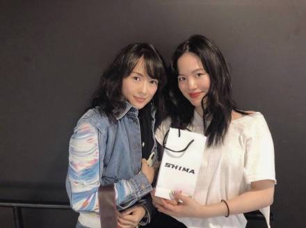 汪峰长女晒短发美照 章子怡“威胁”：再剪短打屁股