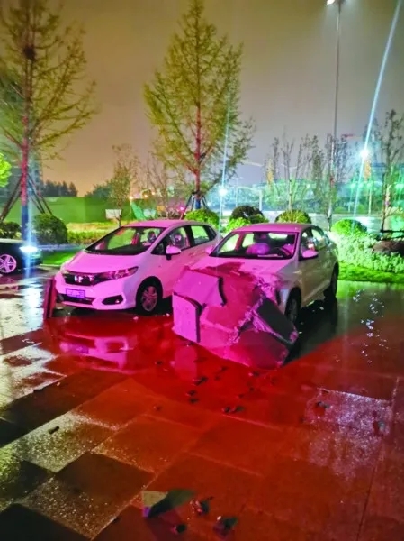 临沂地王“拉菲公馆”交房后两次外墙体脱落 7辆新车被砸