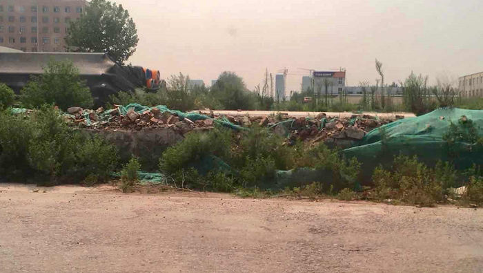 【啄木鸟在行动】济南泰润模具厂附近建筑垃圾裸露未覆盖