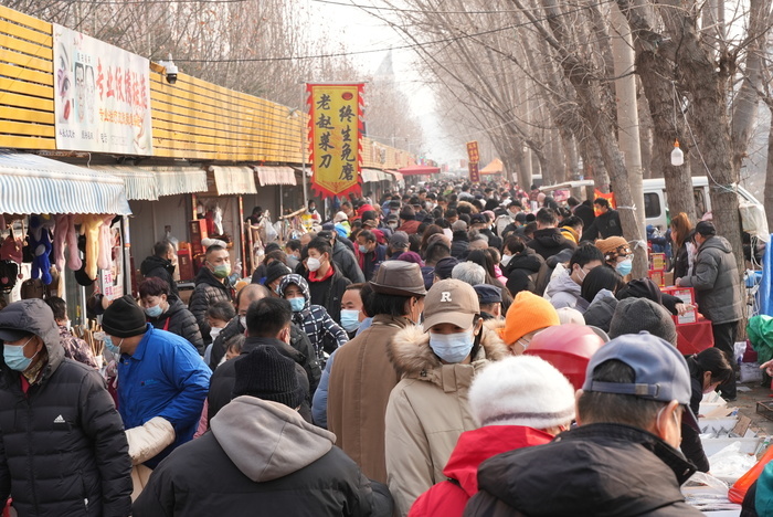 跟着记者逛大集丨品美食、购年货，一起打卡“蓝翔路大集”