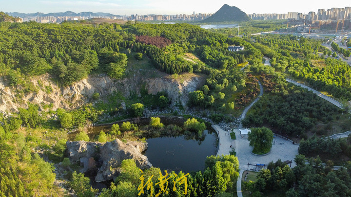 废弃矿坑蓄水绿化 变身山水林画卷