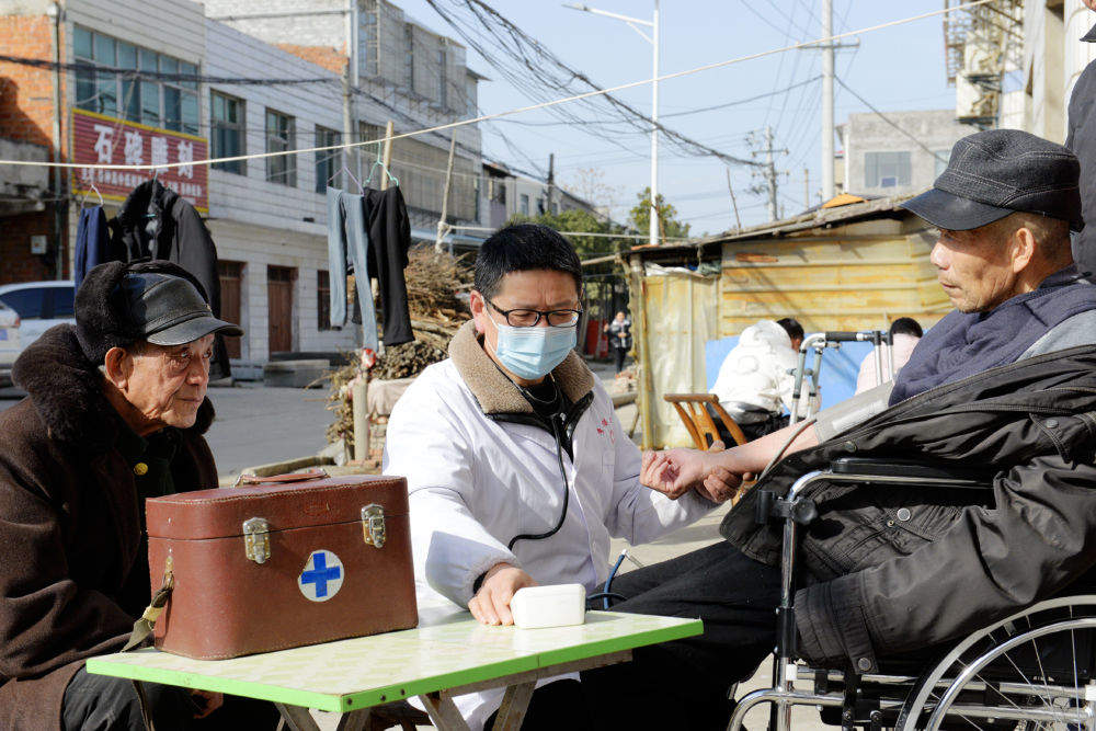 村医巡诊、下沉诊疗、备好药品……多地农村防疫一线见闻