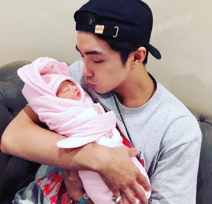 贺军翔二胎得女|甜Skr人!贺军翔二胎得女晒一家四口合照 网友:恭喜小美 辛苦了翔嫂