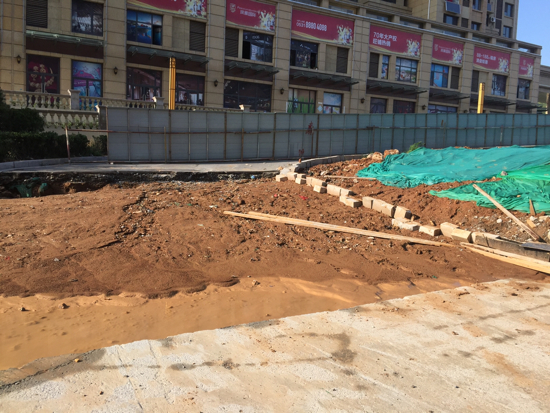 【啄木鸟在行动】华盛路凤园路交汇处东200米渣土覆盖不全，存在扬尘隐患