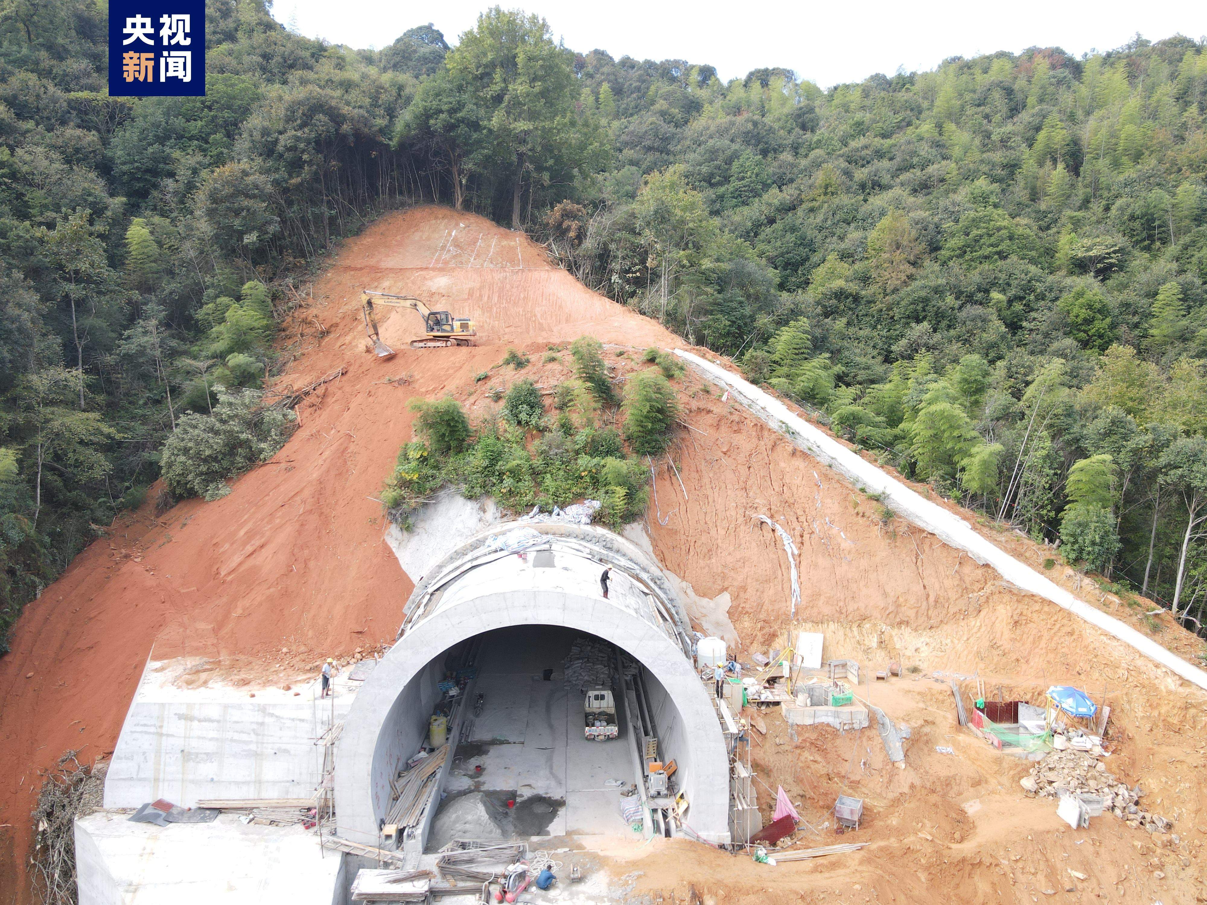 龙龙铁路福建段最长隧道今日贯通