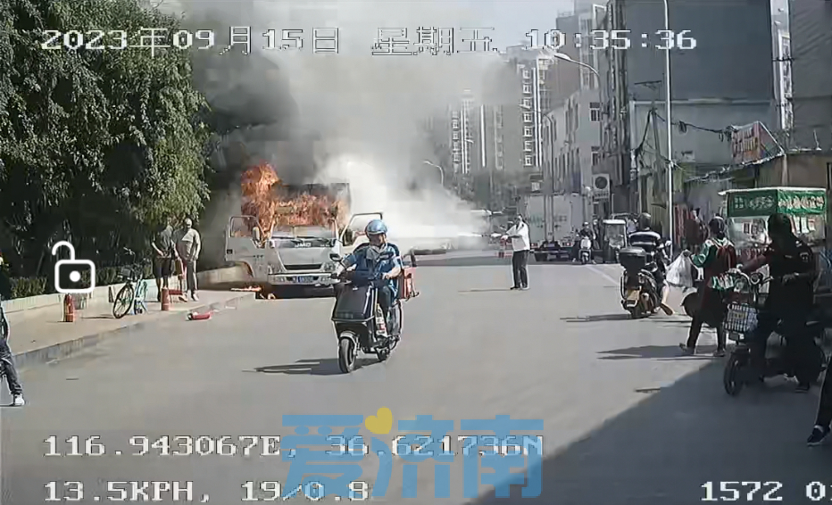 路边私家车着火 济南这群人自发救火