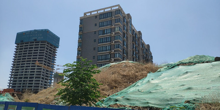 【啄木鸟在行动】历下区工业南路华达华苑施工防尘网形同虚设