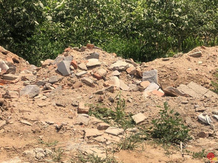【啄木鸟在行动】长清区北小房村道路旁渣土建筑垃圾裸露堆放