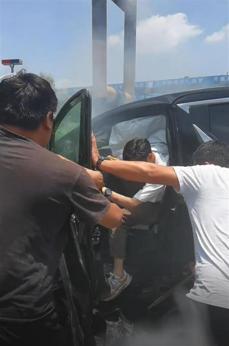 百万豪车出事故车门无法打开，过路司机救出2人