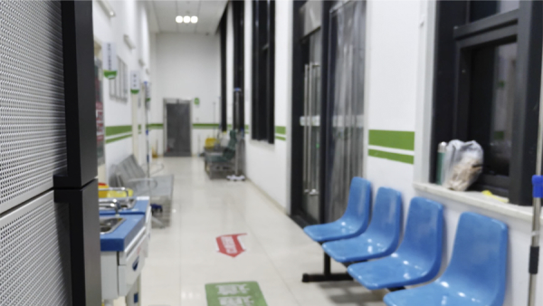 特写｜“应收尽收”总攻下的发热门诊：深夜，终于难得安静