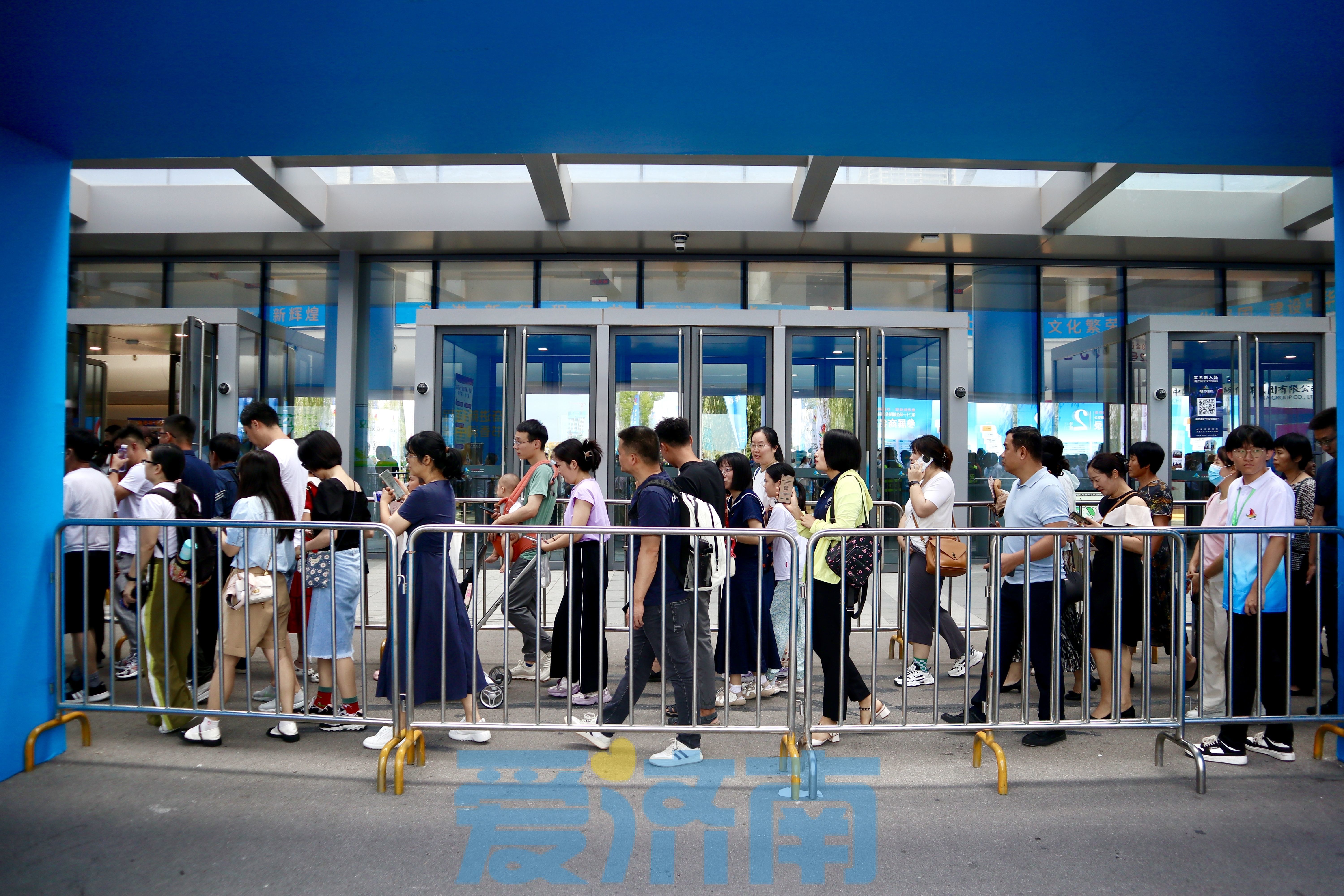 书香沁润泉城！第31届书博会首日引客无数