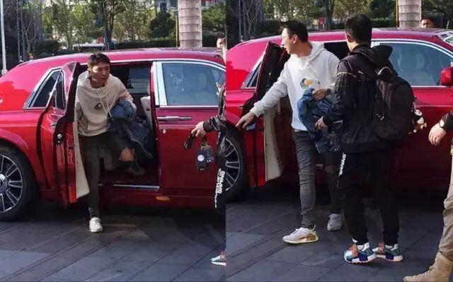 王思聪被“限制消费”后，搂美女吃高级餐厅，坐豪车一起回家