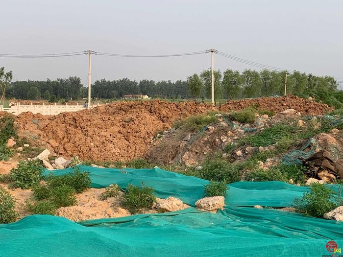 【啄木鸟在行动】章丘区玉泉湖公园附近渣土未覆盖 防尘措施有待加强