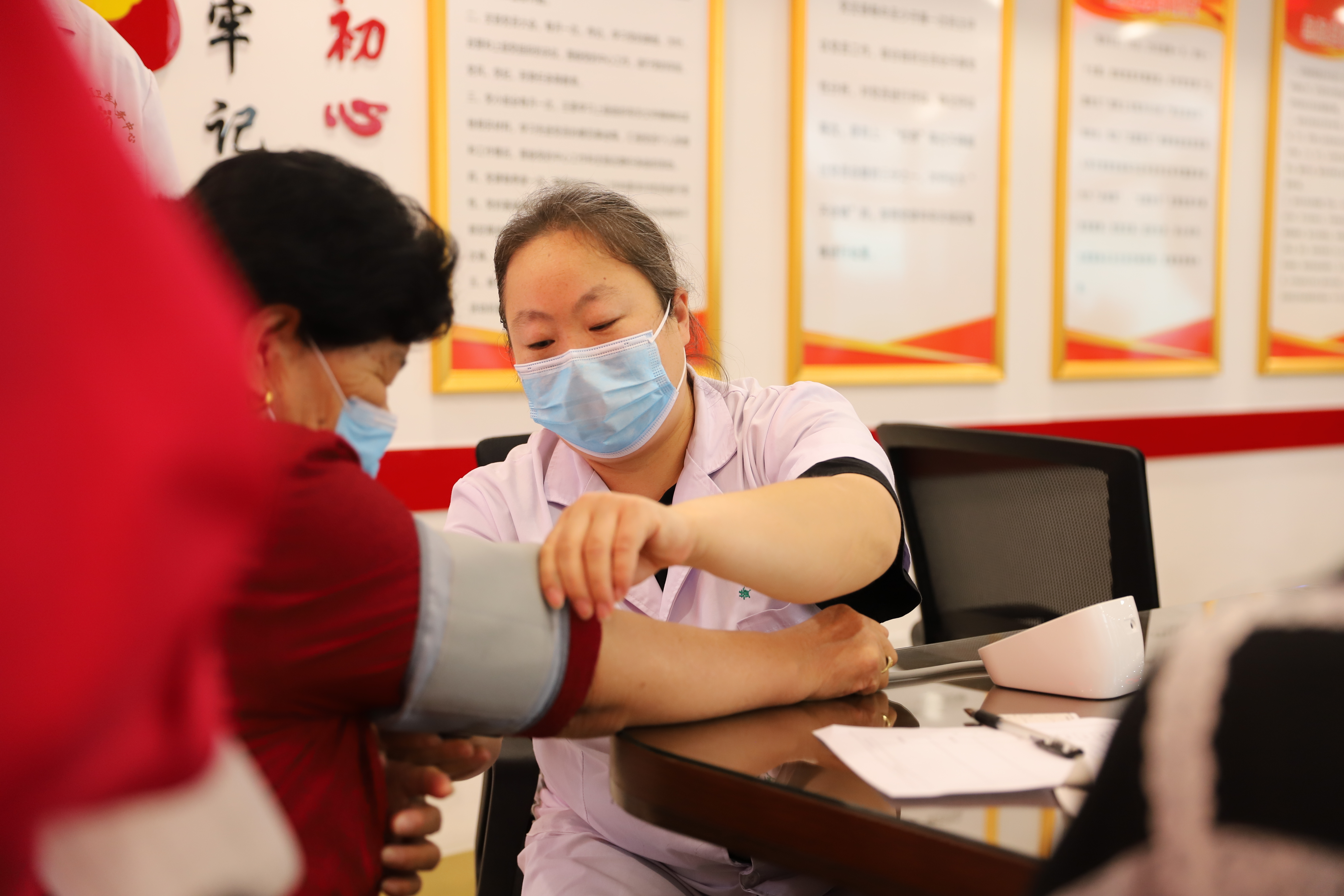 组图︱量血压、测血糖、做香囊……这里老人们喜迎端午节