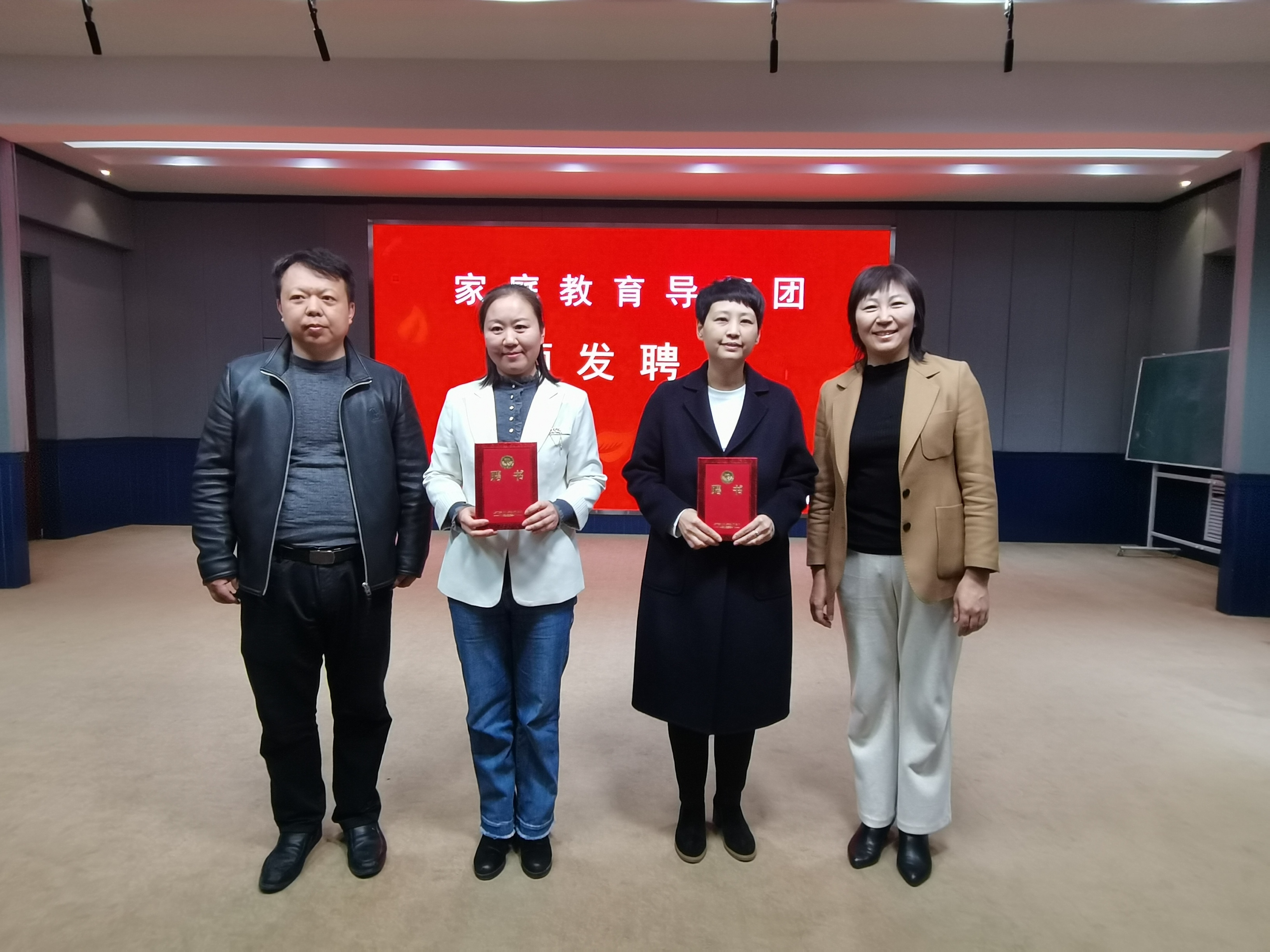 济南市首个U家社区驿站揭牌！爱都小学家长学校主题课程发布暨市中区家庭教育中心组研讨活动举行