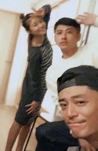 林心如与舒淇等好友聚会，霍建华陪老婆身边露搞怪笑容