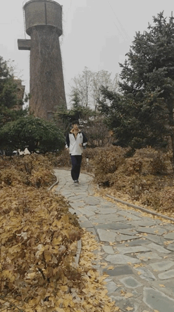 暴风长大！网友偶遇荣梓杉拍新戏长高好多依旧稚嫩