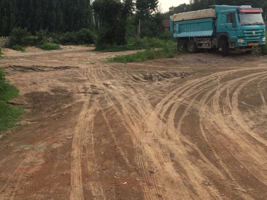 【啄木鸟在行动】历城区张马屯街与张马大街交汇处东南角有渣土裸露