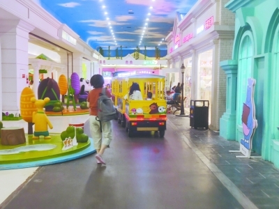 隐患多！商场内儿童电瓶车穿行 顾客避让家长担心