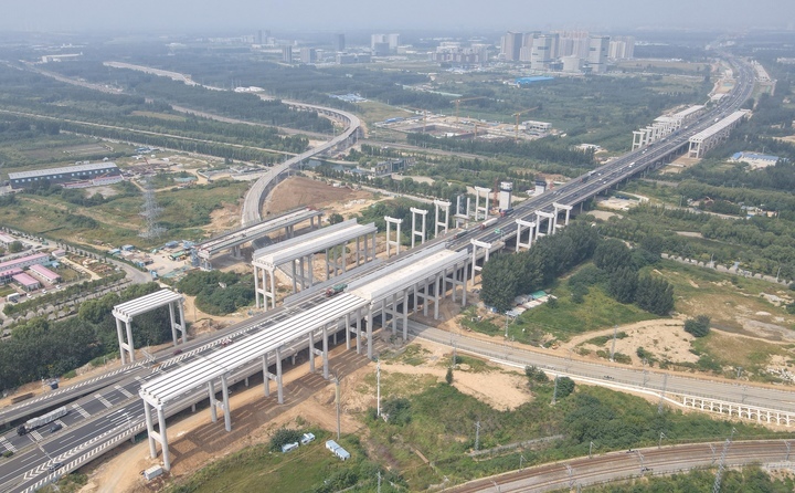 京台高速改扩建跨小清河段已开始箱梁吊装