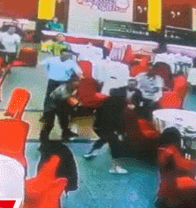 男子持刀闯入茶楼砍人，几分钟后被抬出！事情发展得太快…