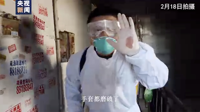 武汉Vlog丨背40斤消毒水爬9层楼 体验武汉社区网格员的一天