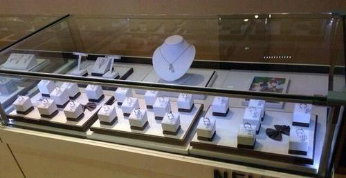 新娘竟然变成小伙！杭州男子买完钻戒