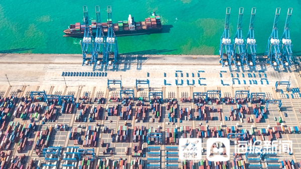 山东港口青岛港“连钢创新团队”： 44台自动导引车拼成“I LOVE CHINA”喜迎祖国生日