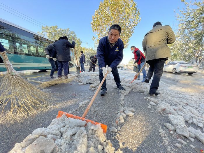 全员扫雪铲冰  能源济小华扫出一道道温暖安全路