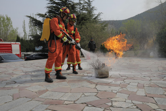 清明祭扫重安全 消防演习保平安