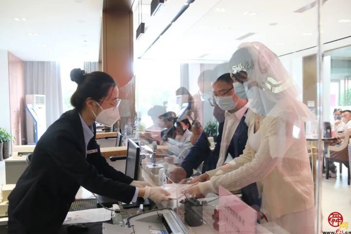 人间纵有百媚千红 唯独你是情有所钟 这个“520”我想陪你慢慢变老，么么哒