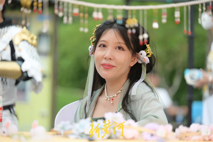 云鬓花颜金步摇，逛汉服市集感受古风文化