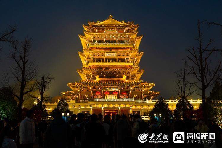 山东大学生一半吃烧烤一半爬泰山！是时候来山东做客了！