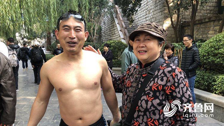 这就是山东｜昆明游客手机掉入泉水中 济南退伍军人4次下水成功捞出