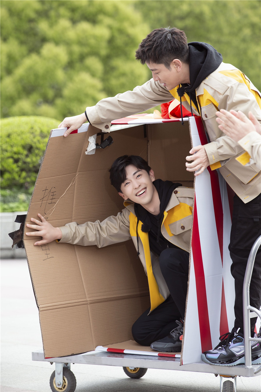 《极限挑战》第六季回归  热心市民邓伦开启恋爱助攻模式