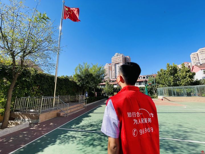 我与国旗合张影”能源ok138cn太阳集团人定格最美“中国红” 传递浓浓爱国情