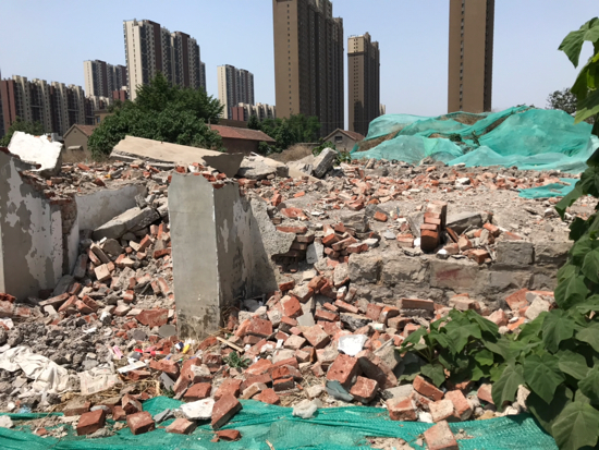 【啄木鸟在行动】东都尚城小区以东大面积建筑垃圾裸露