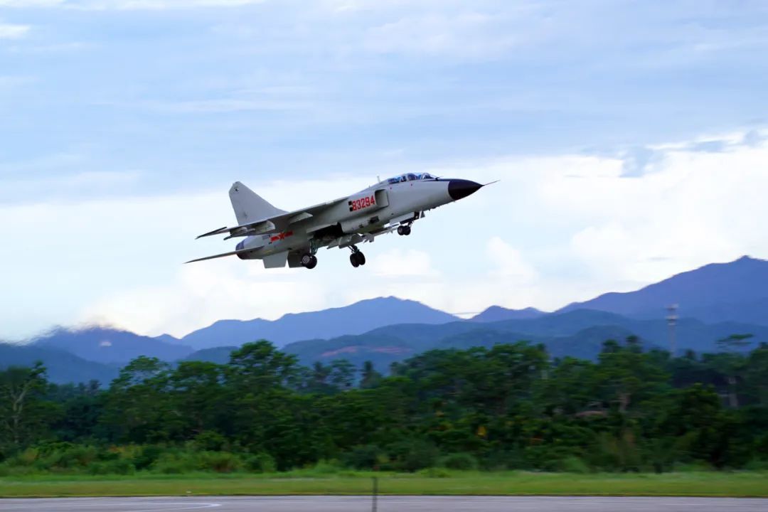 横空出击！南部战区海军航空兵组织昼夜间空空导弹实射