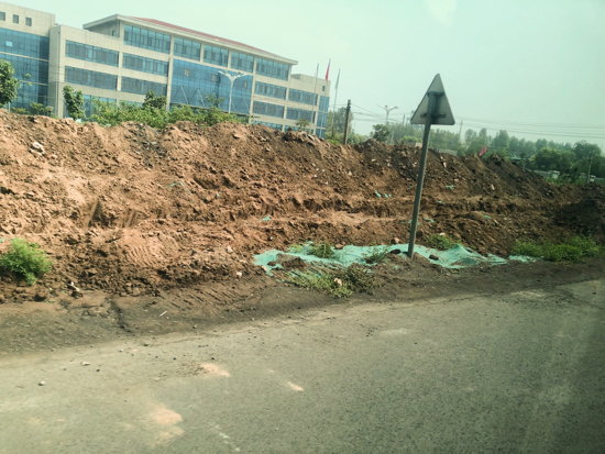 【啄木鸟在行动】章丘区308国道化工工业园路段有大片渣土裸露