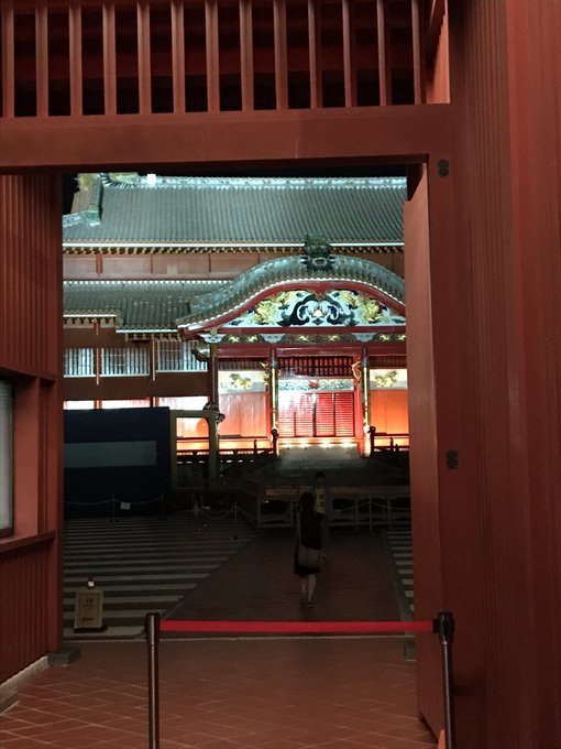 冲绳民众彻夜守望首里城大火：无语凝噎，无法接受现实