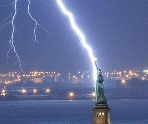 自由女神被闪电击中|太震撼了！美国纽约发生雷暴，自由女神被闪电击中，如同科幻大片