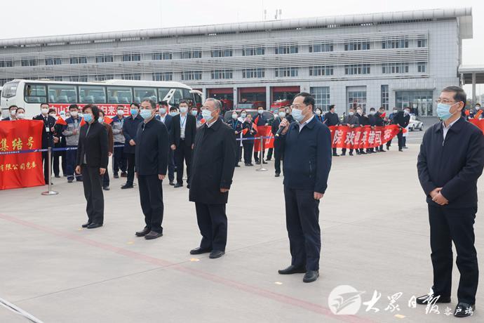 山东省援助湖北第五批返鲁人员凯旋 刘家义到机场迎接