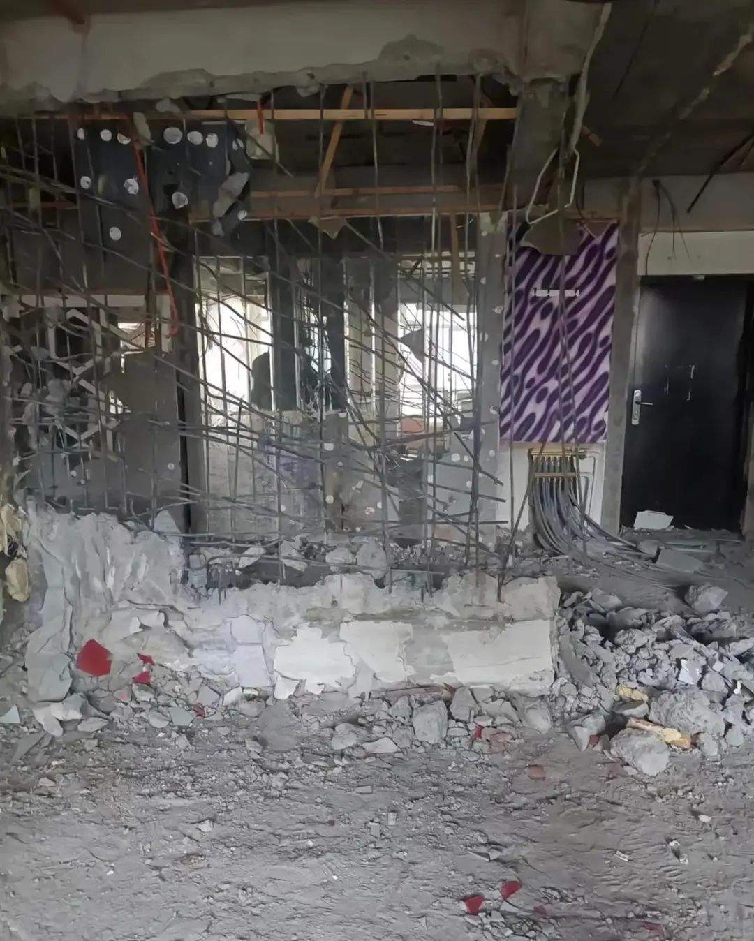 哈尔滨一栋居民楼承重墙被砸,200户居民紧急疏散