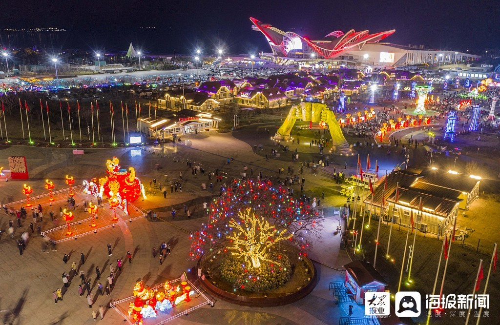 青岛：迎春花灯美轮美奂 市民观赏其乐陶陶