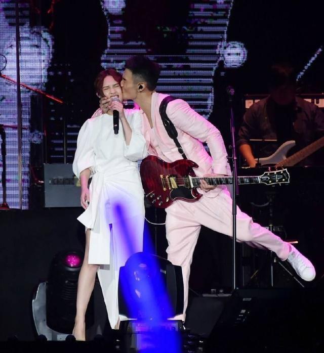 李荣浩提词器的字比别人大一倍|哈哈哈怎么会这样!李荣浩提词器的字比别人大一倍 真是又心疼又好笑