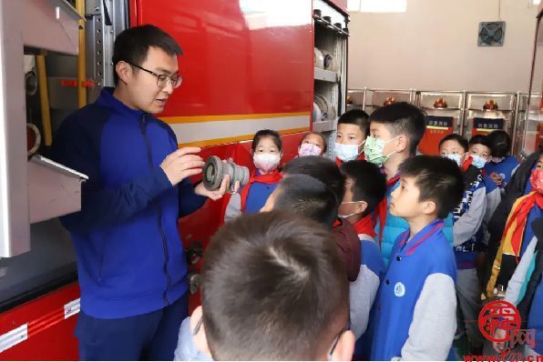 济南育秀中学小学部四（5）中队开展“红领巾牵手火焰蓝，雷锋精神代代传”消防安全主题活动